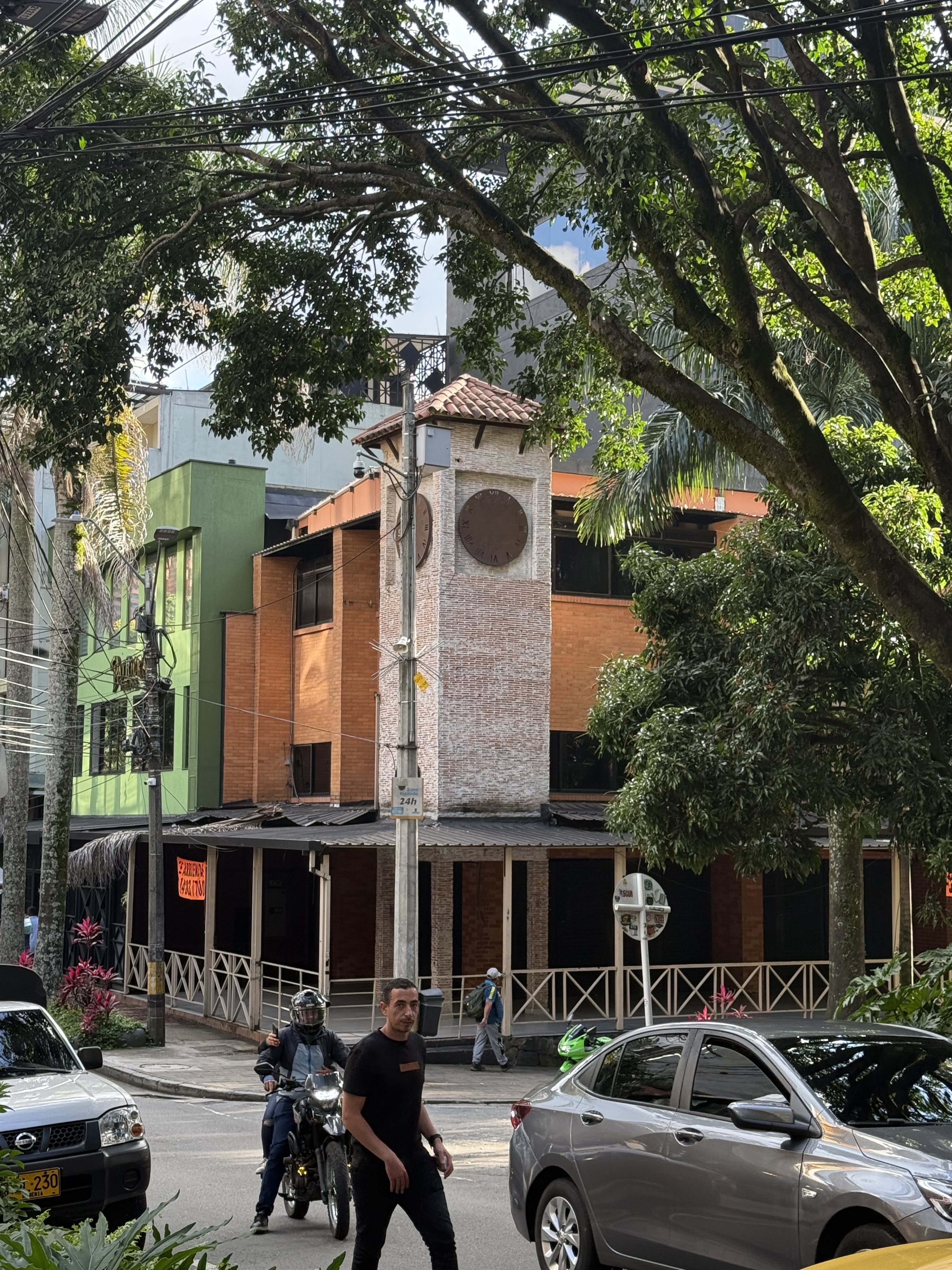 Finalist space exterior, Poblado